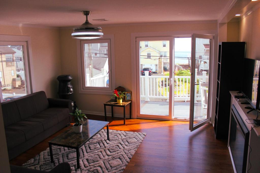 Cozy East Haven Apartment - Walk to Beach!