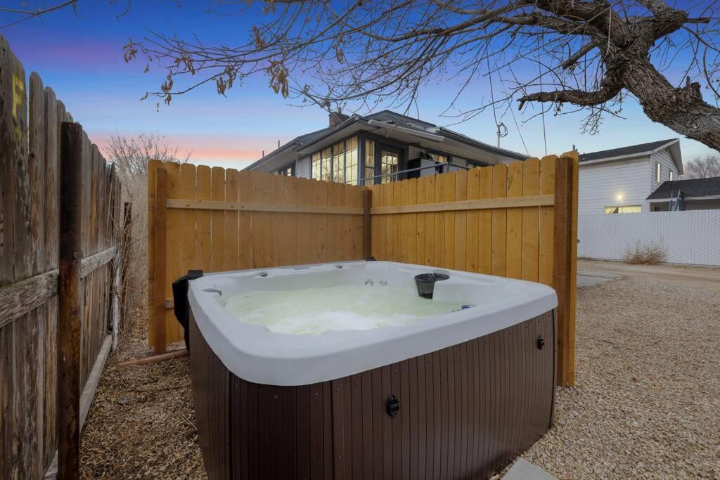 Hot Tub Haven+Pet+Laundry+ .4 to USU Eastern