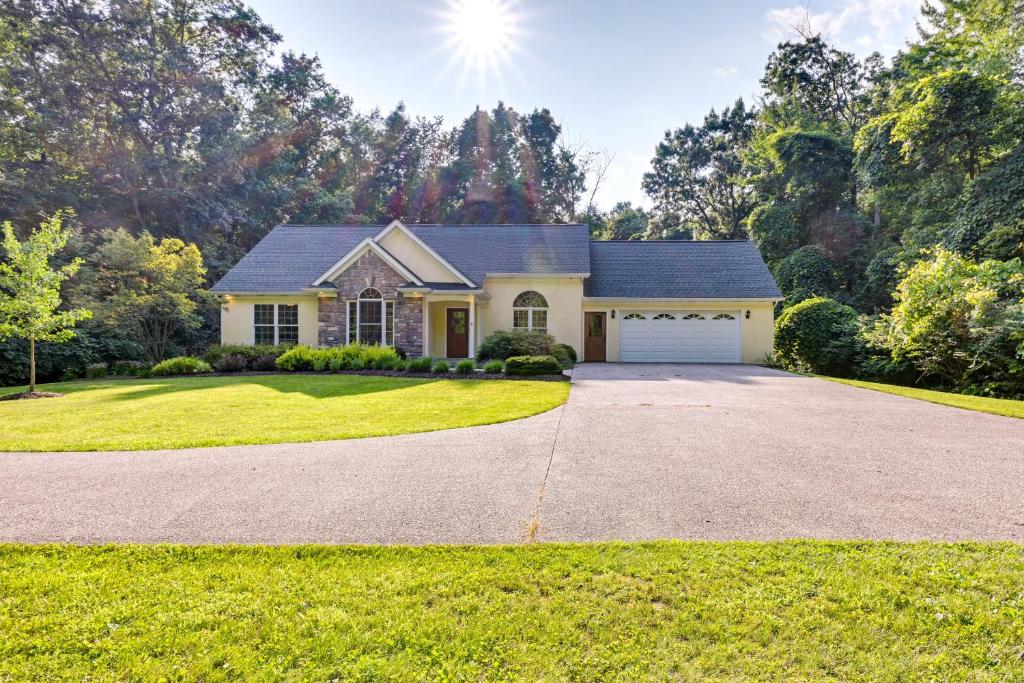 Charming Flushing Cottage with Deck and Spacious Yard!