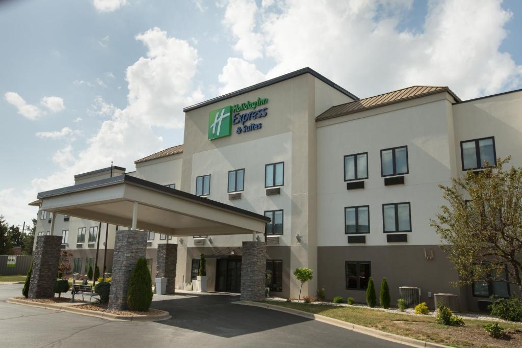 Holiday Inn Express Hotel & Suites Madison, an IHG Hotel