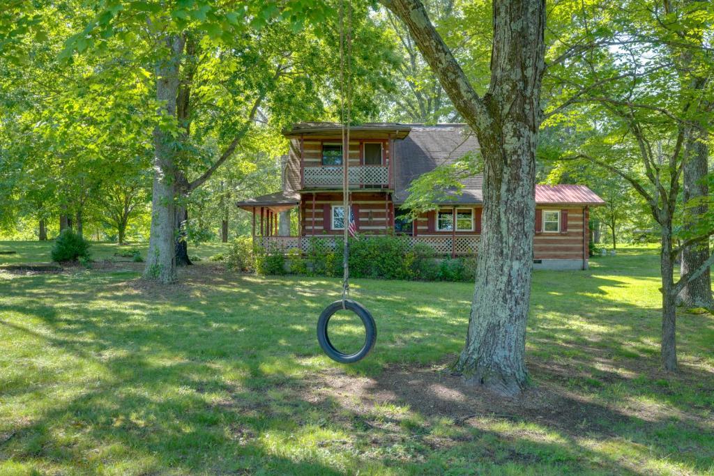 Family-Friendly Afton Cabin with Porch and Fire Pit!