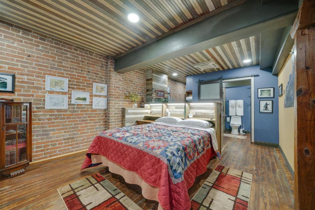 Historic Texarkana Studio Rental Walk to Downtown