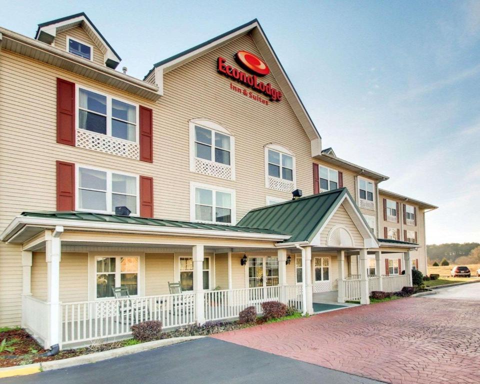 Econo Lodge Inn & Suites