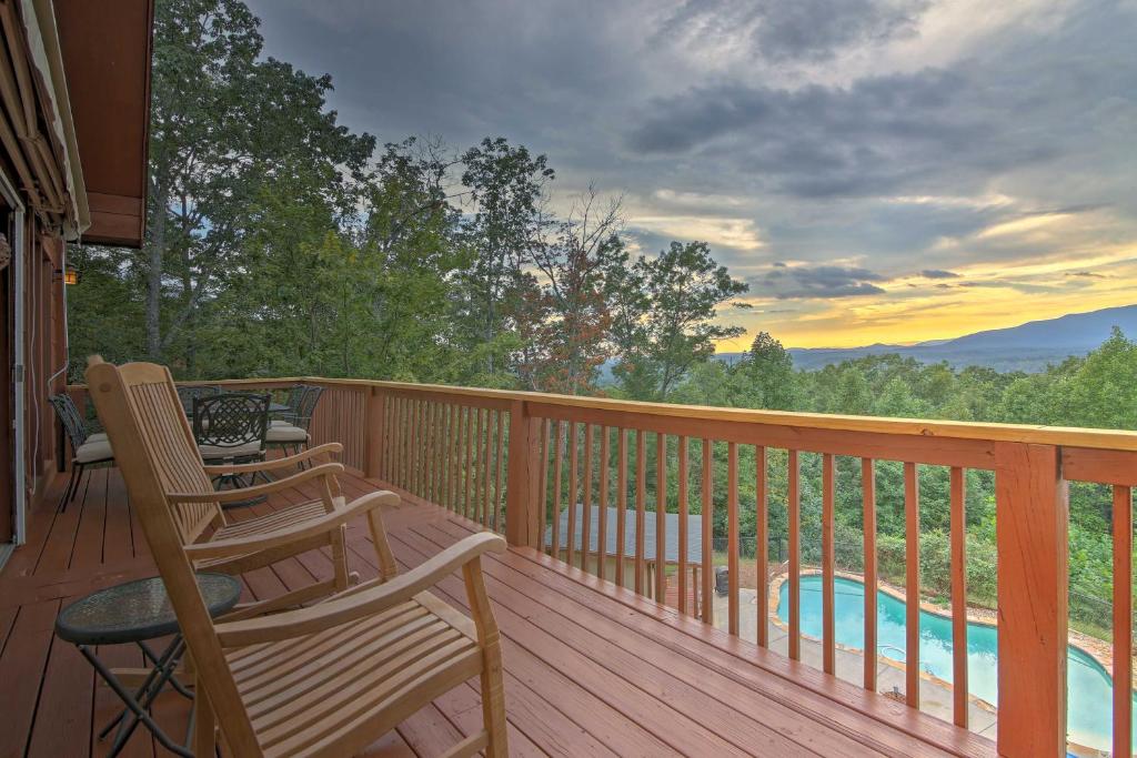 Cleveland Cabin with Pool, Hot Tub and Mountain Views!