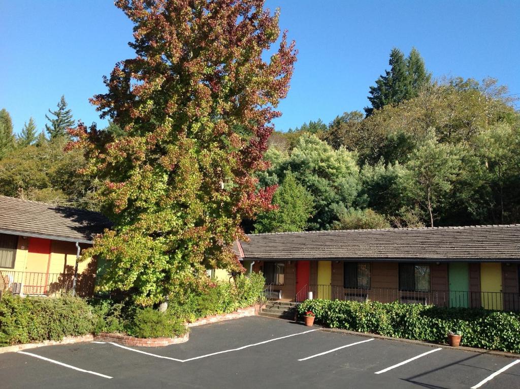 Humboldt Redwoods Inn