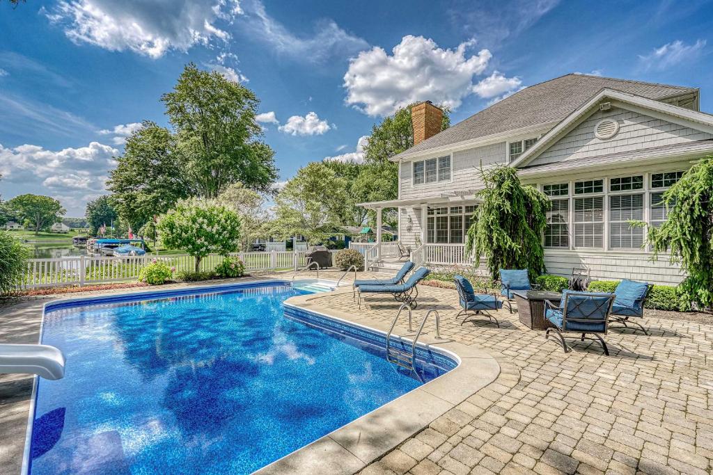 Executive Home with Heated Pool on Lake Wawasee