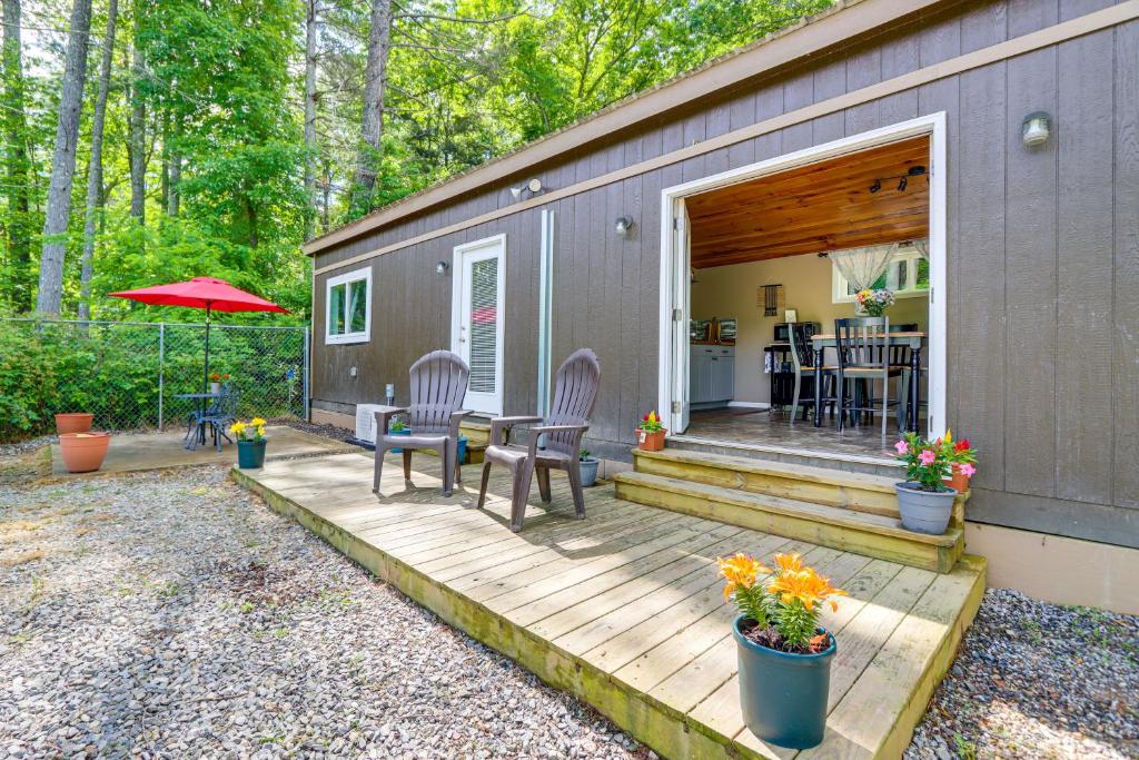 Cozy and Convenient Blairsville Cabin with Deck!