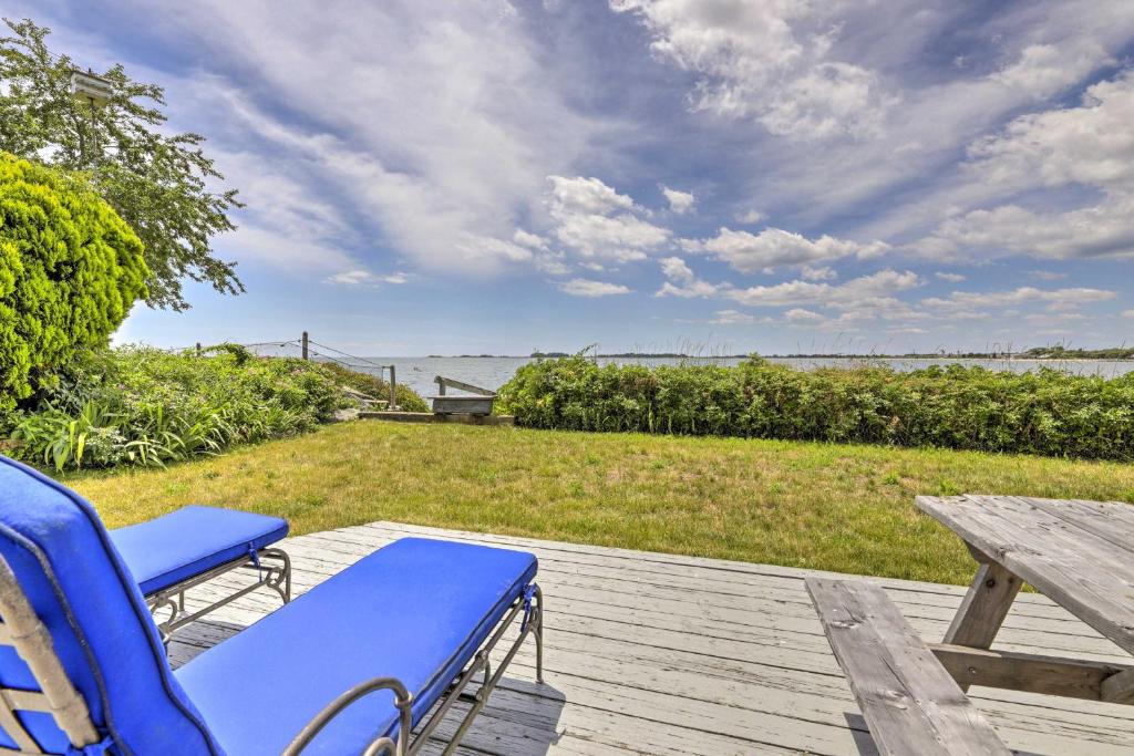 Waterfront Cottage with Sunroom and Patio and Grill