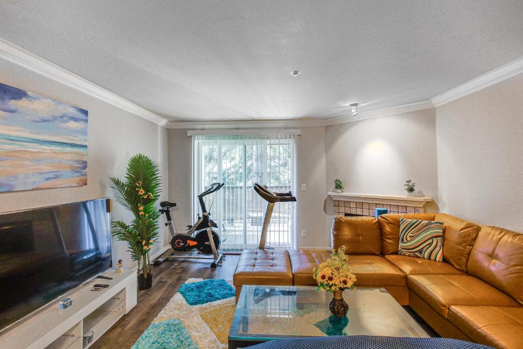 Federal Way Condo with Balcony 21 Mi to Seattle!