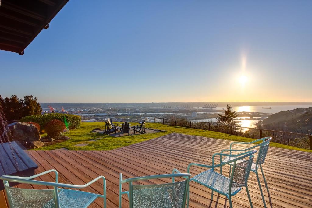 Scenic Tacoma Apartment with Deck and Fire Pit!