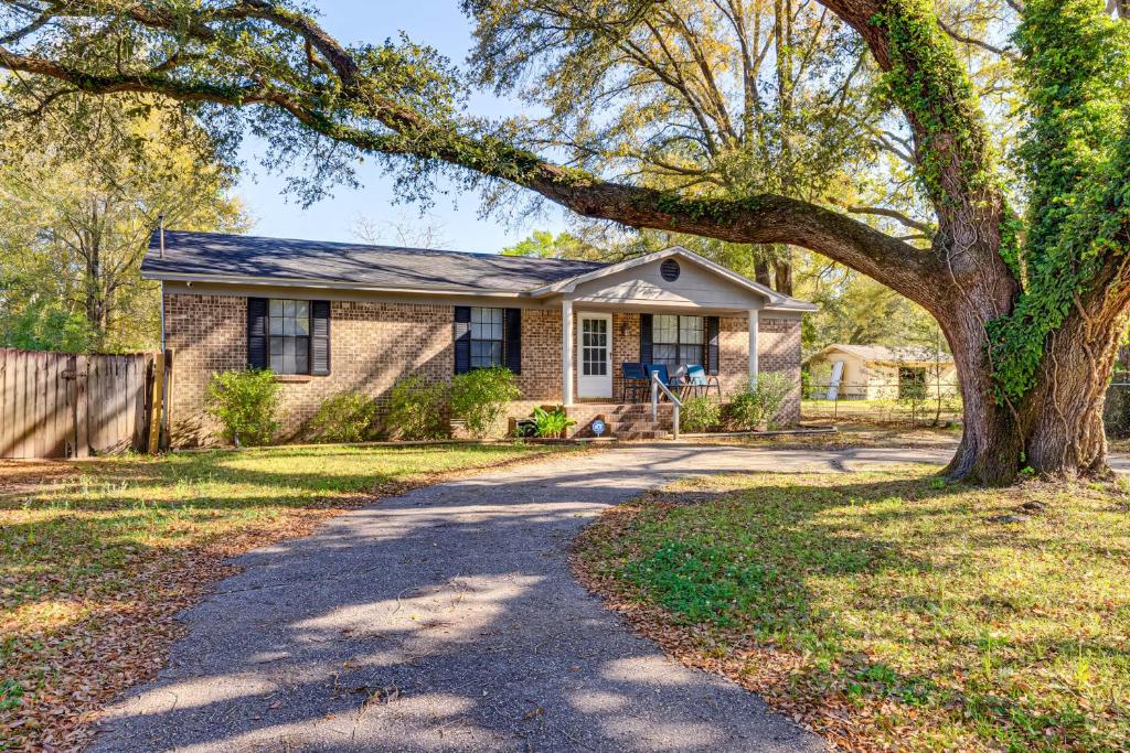 Charming Satsuma Home about 14 Mi to Mobile!