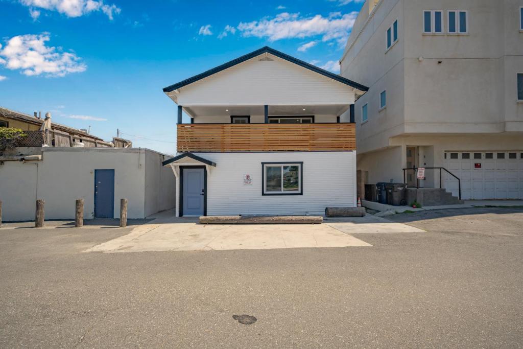 Sunset Beach Retreat next to Water Tower and Ocean