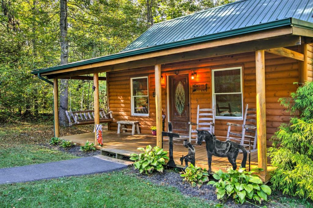 Smoky Mountain Rustic Log Cabin with Furnished Patio