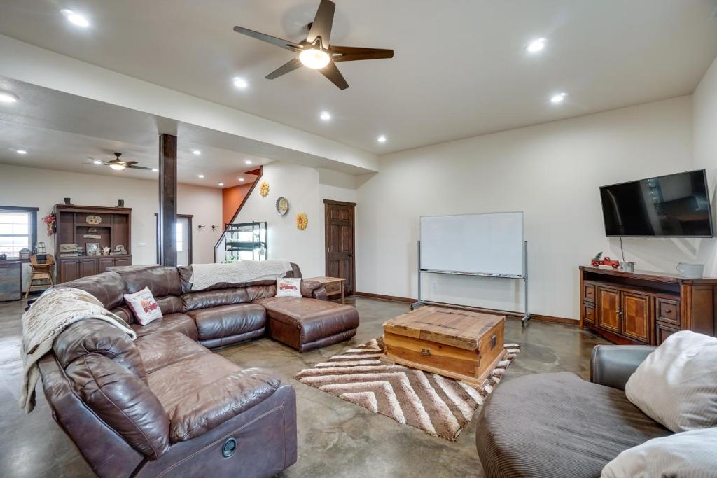 Pet-Friendly Lingle Ranch with Deck on 60 Acres!