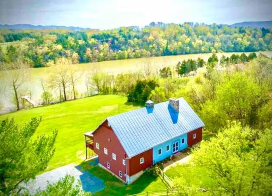 The Barn at Evermore: riverfront retreat w/hot tub